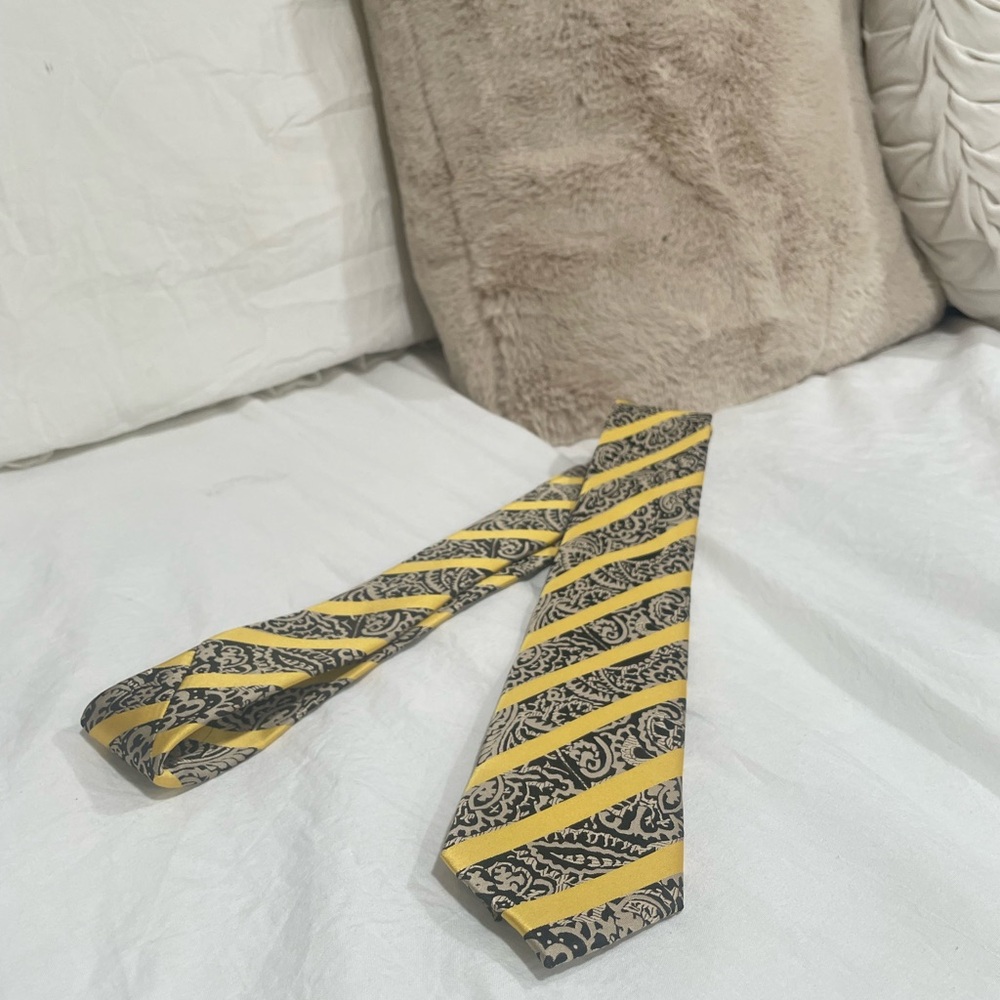 Elegant Black and Yellow Striped Tie